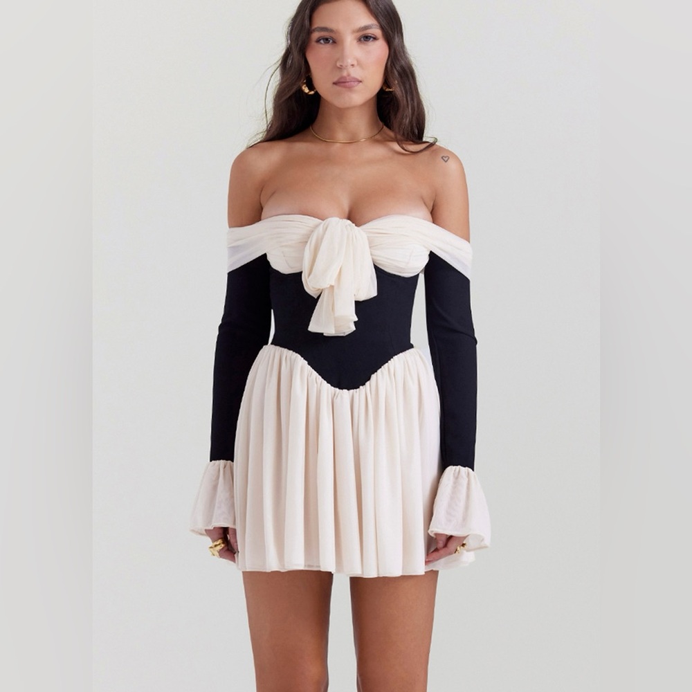 ALANA
BLACK & CREAM OFF SHOULDER DRESS